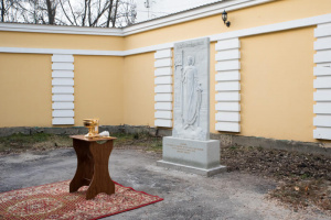 Митрополит Серафим освятил памятник Александру Невскому на территории епархиального управления
